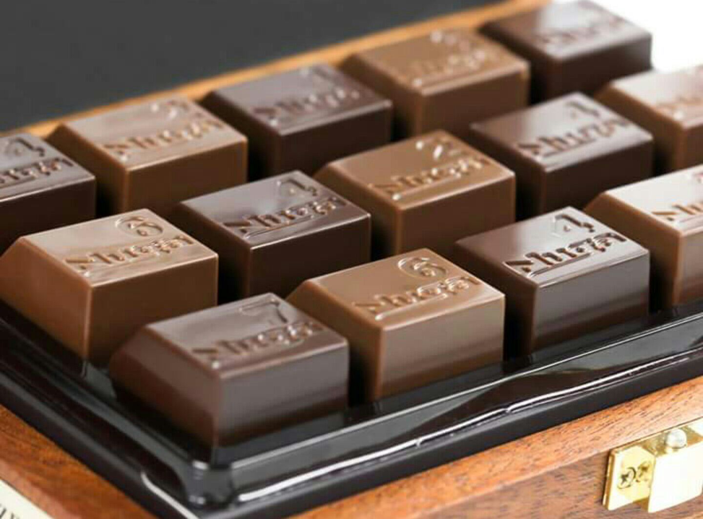Качественный шоколад в россии. Коробка шоколада. Шоколадный ящик. Арабский шоколад. Хороший шоколад.